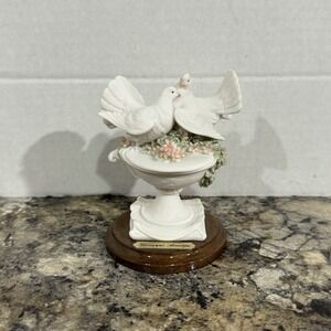 GIUSEPPE ARMANI Ceramic Figurine 2 Doves On Flowers 0239C 4 inches Made Italy